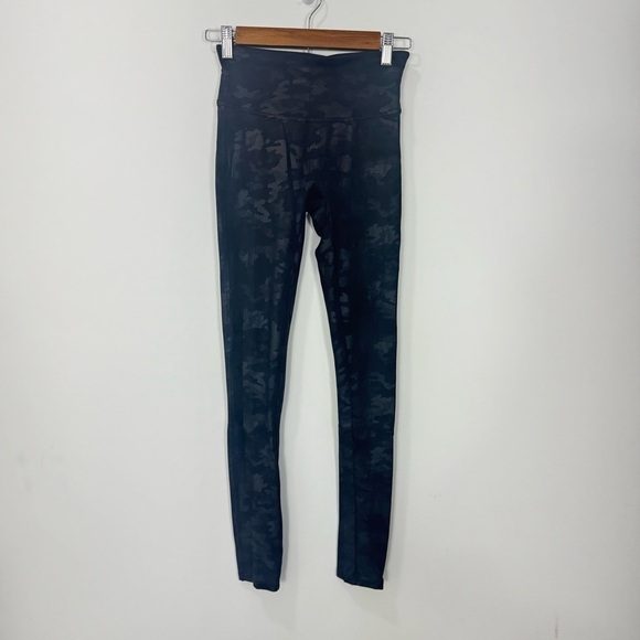 SPANX Faux Leather Camo Leggings Matte Black Camo S SM Small - Picture 2 of 14